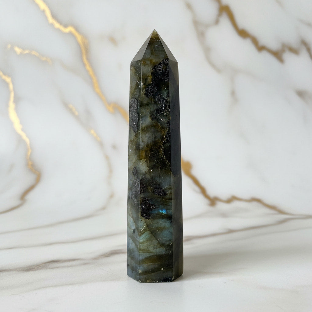 Labradorit Obelisk – Schutz & Achtsamkeit JETZT entdecken CrystalScents