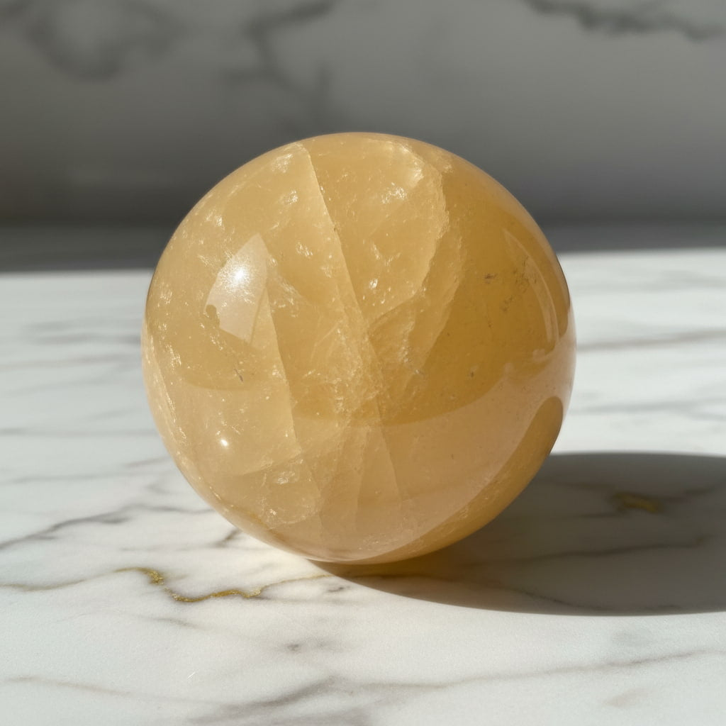 Große Calcit Kugel – Leuchtender Begleiter für Motivation CrystalScents