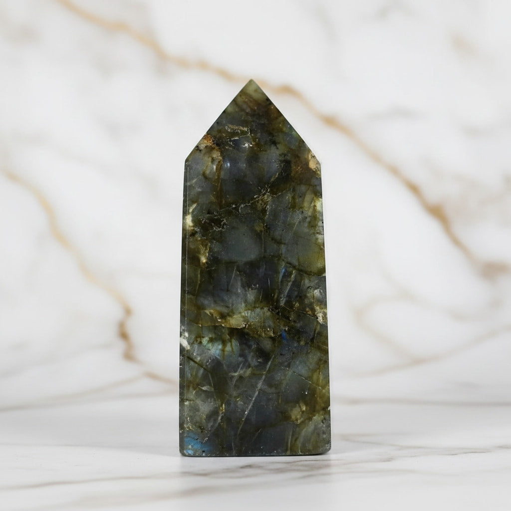 Labradorit Obelisk – Intuition & Klarheit JETZT sichern CrystalScents