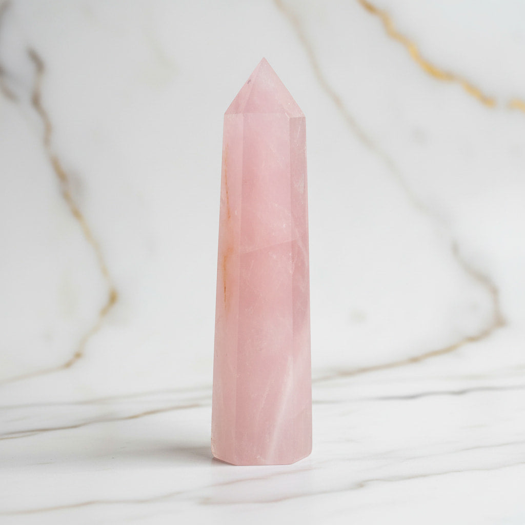 Rosenquarz Obelisk – Herzöffnung JETZT entdecken CrystalScents