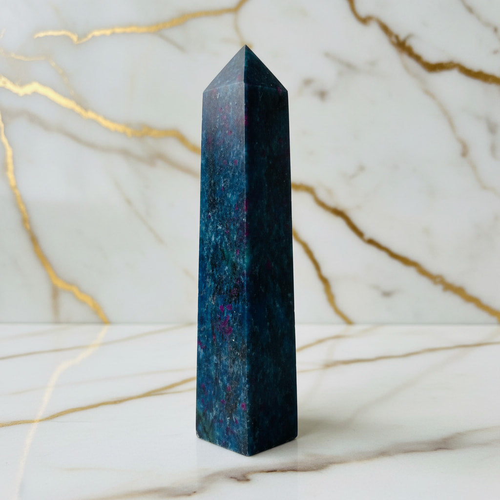 Cyanit Obelisk – Meditation & Deko JETZT sichern CrystalScents