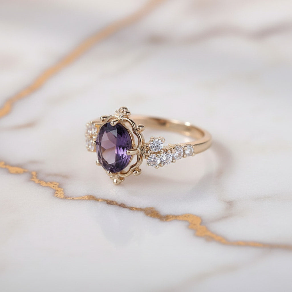 Ring Gold – Stilvolles Accessoire mit lila Akzent CrystalScents