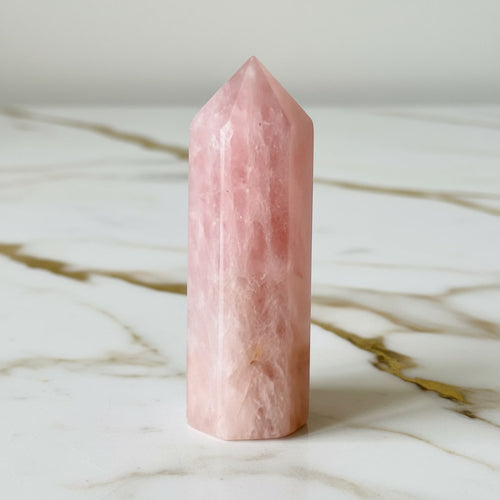 Rosenquarz Obelisk Mini – Herzenergie & Sanftmut CrystalScents