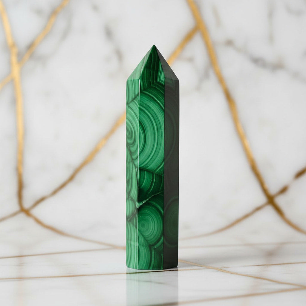 Malachit Obelisk – Energie in Form gebracht CrystalScents