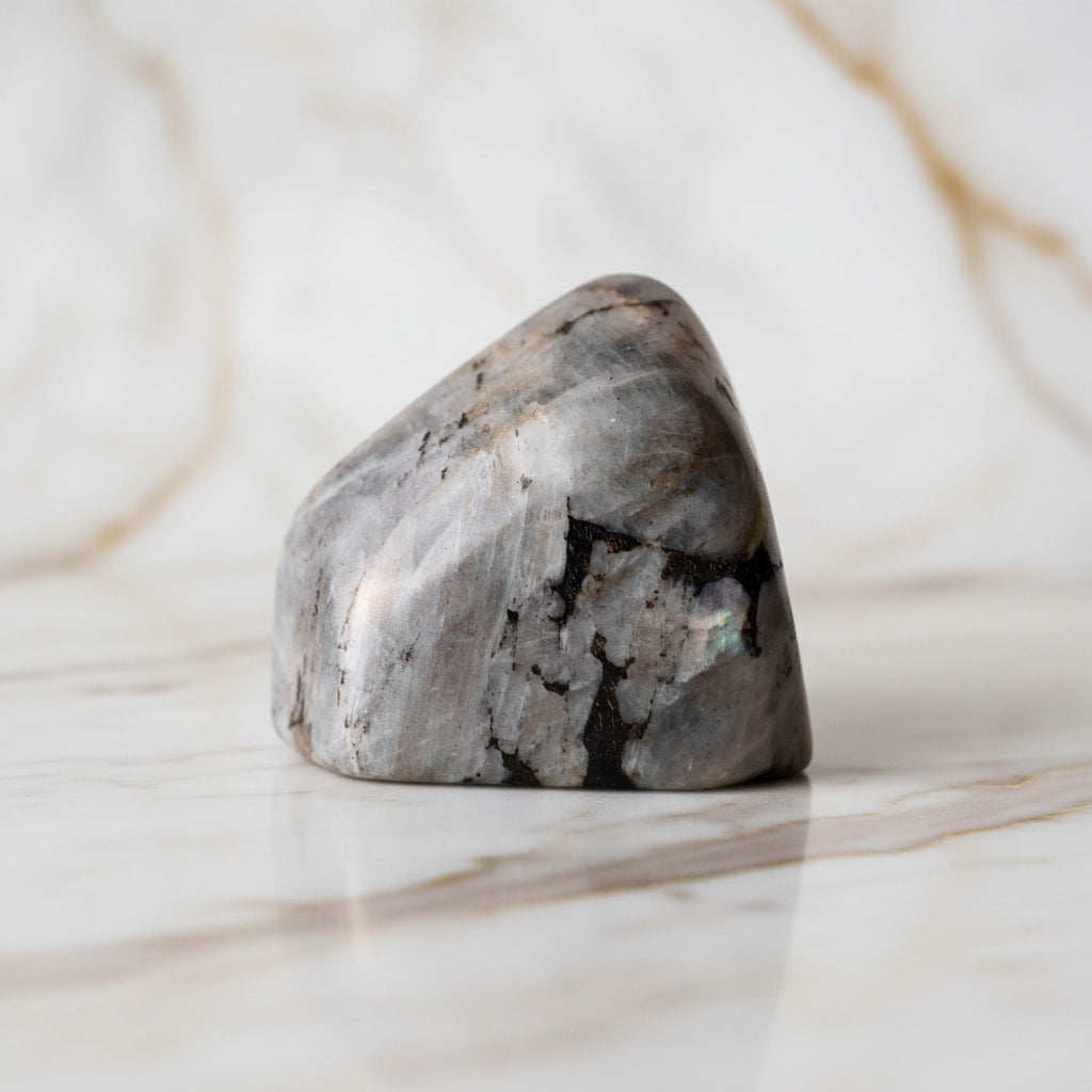 Labradorit Sunset Freiform – Mystisches Farbenspektakel CrystalScents
