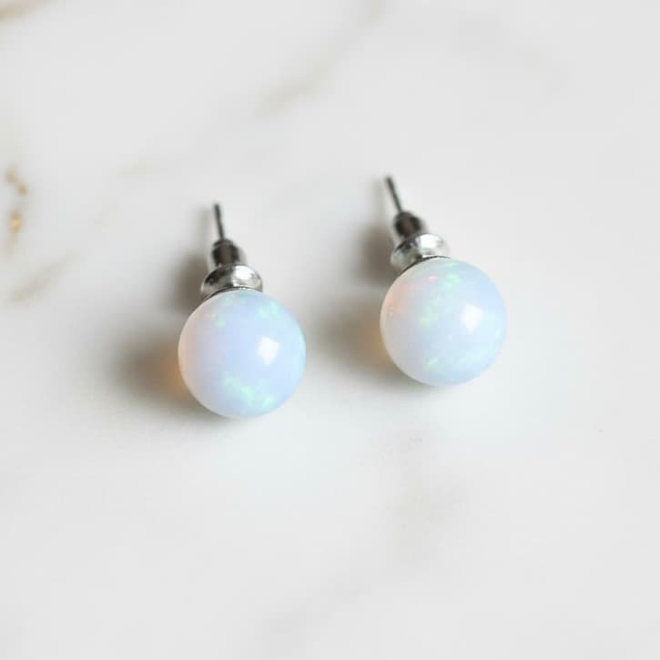 Ohrstecker mit Opalit-Kugel – dezenter Akzent