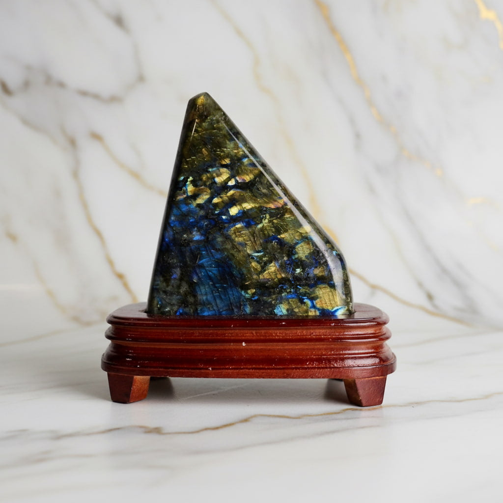 Labradorit Freiform auf Podest – Wohnakzent JETZT sichern CrystalScents