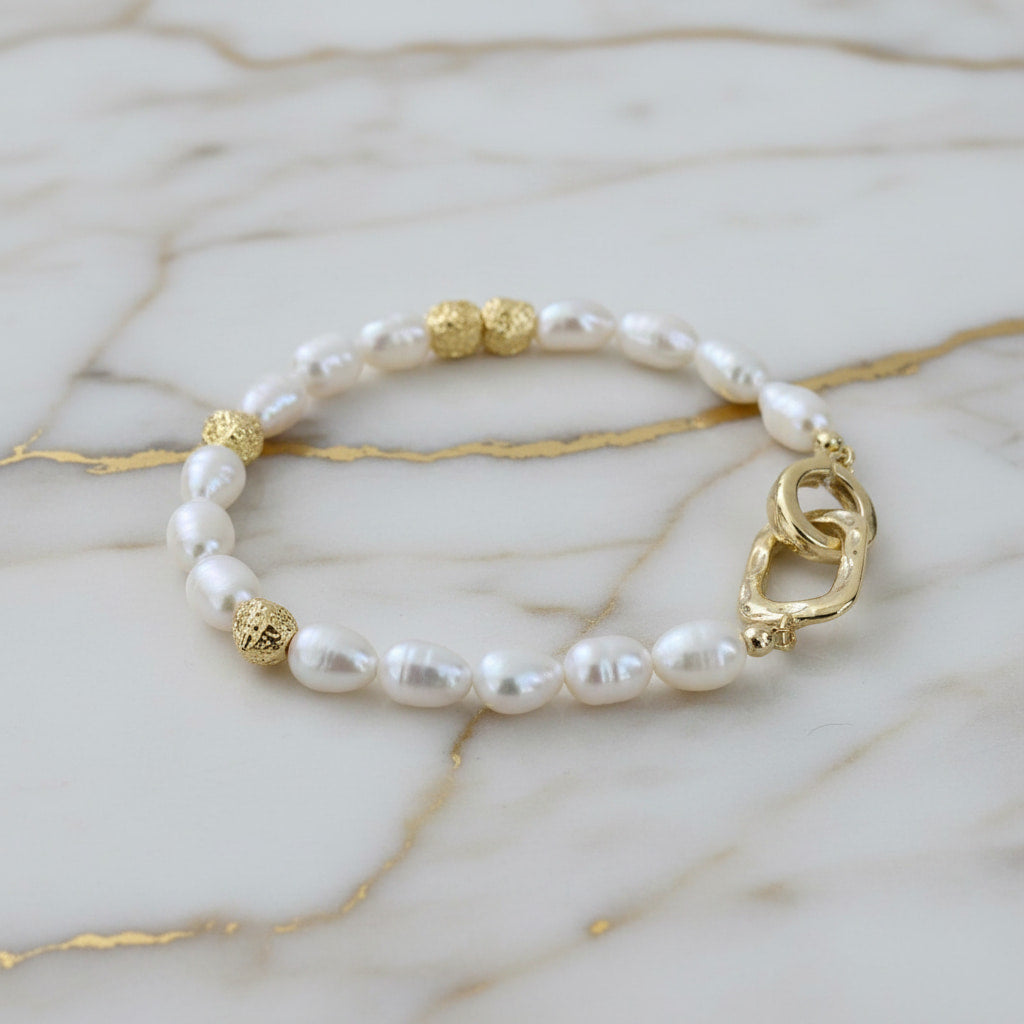 Perlenarmband mit Goldelementen - Zeitlos elegant CrystalScents