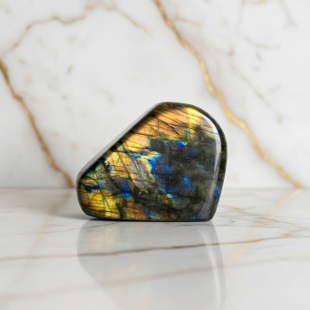 Labradorit Freiform – Dekorationsstück mit geheimnisvollem Glanz CrystalScents