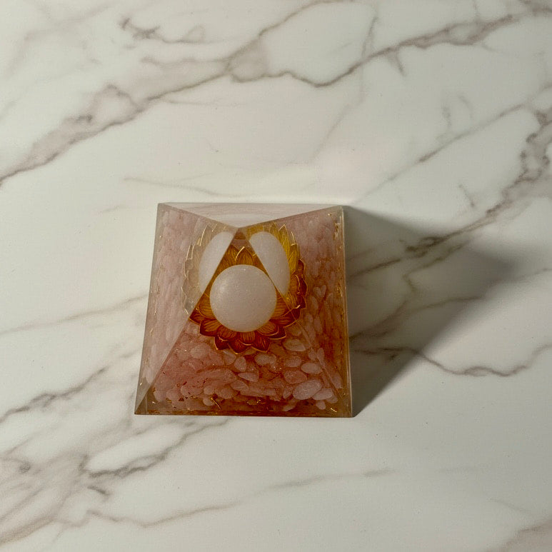 Rosenquarz Orgonit Pyramide - Lotus CrystalScents