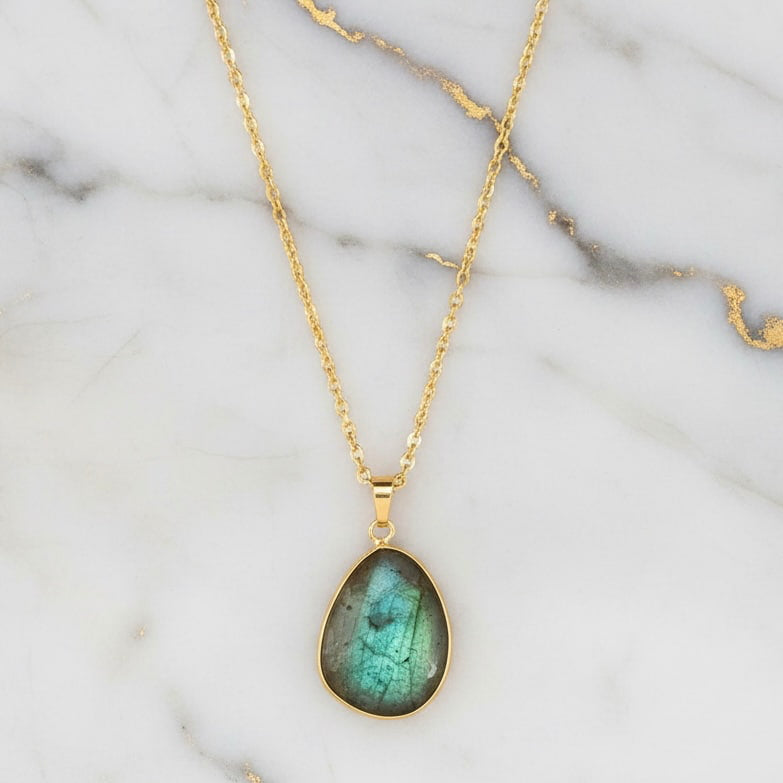 Labradorit Goldkette – Leuchtender Anhänger CrystalScents