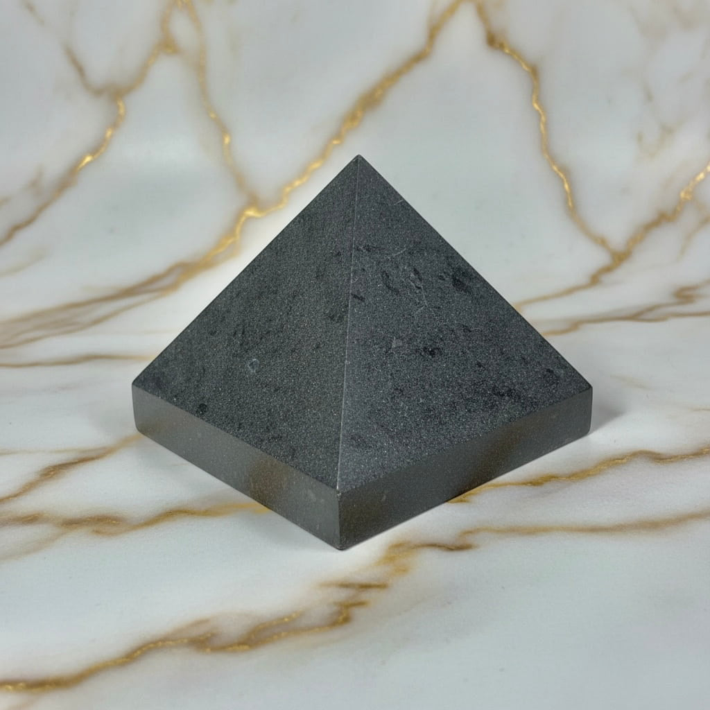 Shungit Pyramide – Kraftvoller Schutz CrystalScents