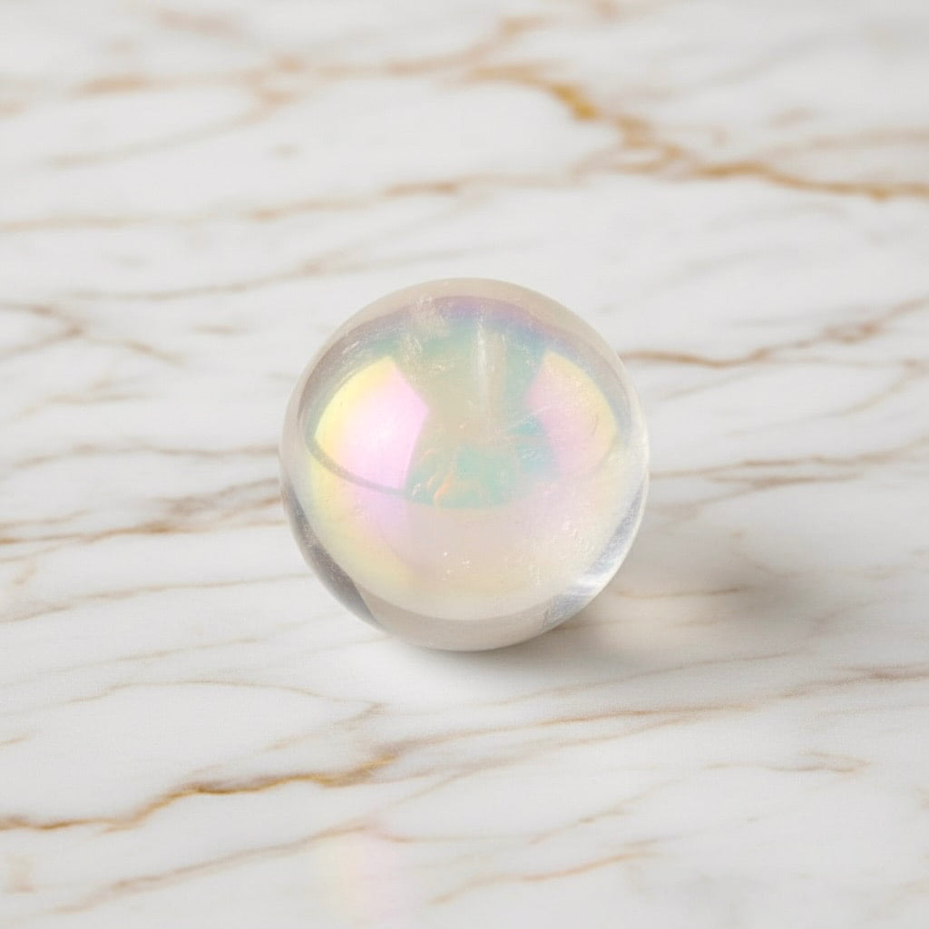 Aura Bergkristall Kugel – Charmantes Schimmern