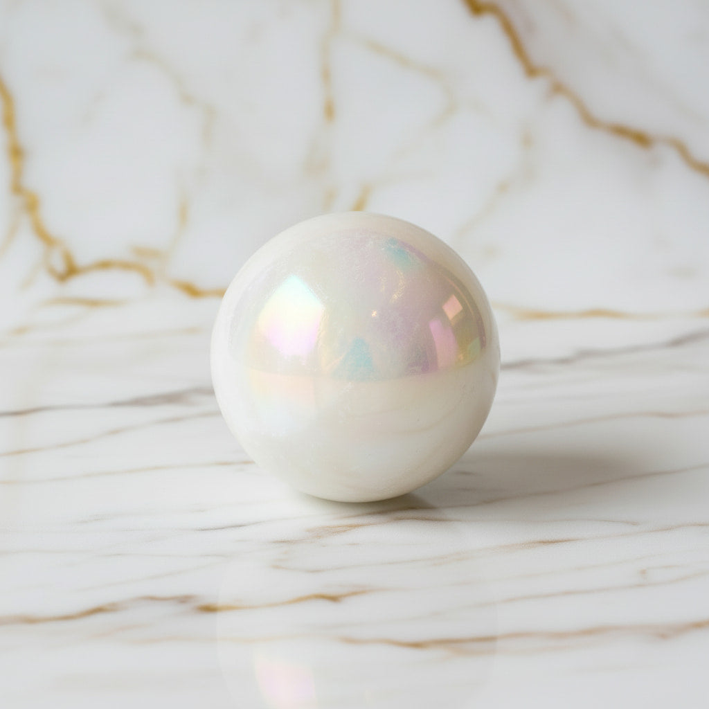 Aura Bergkristall Kugel – Charmantes Schimmern