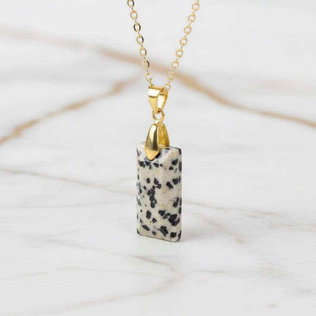 Goldene Kette mit geschliffenen Dalmatiner Jaspis-Anhänger CrystalScents