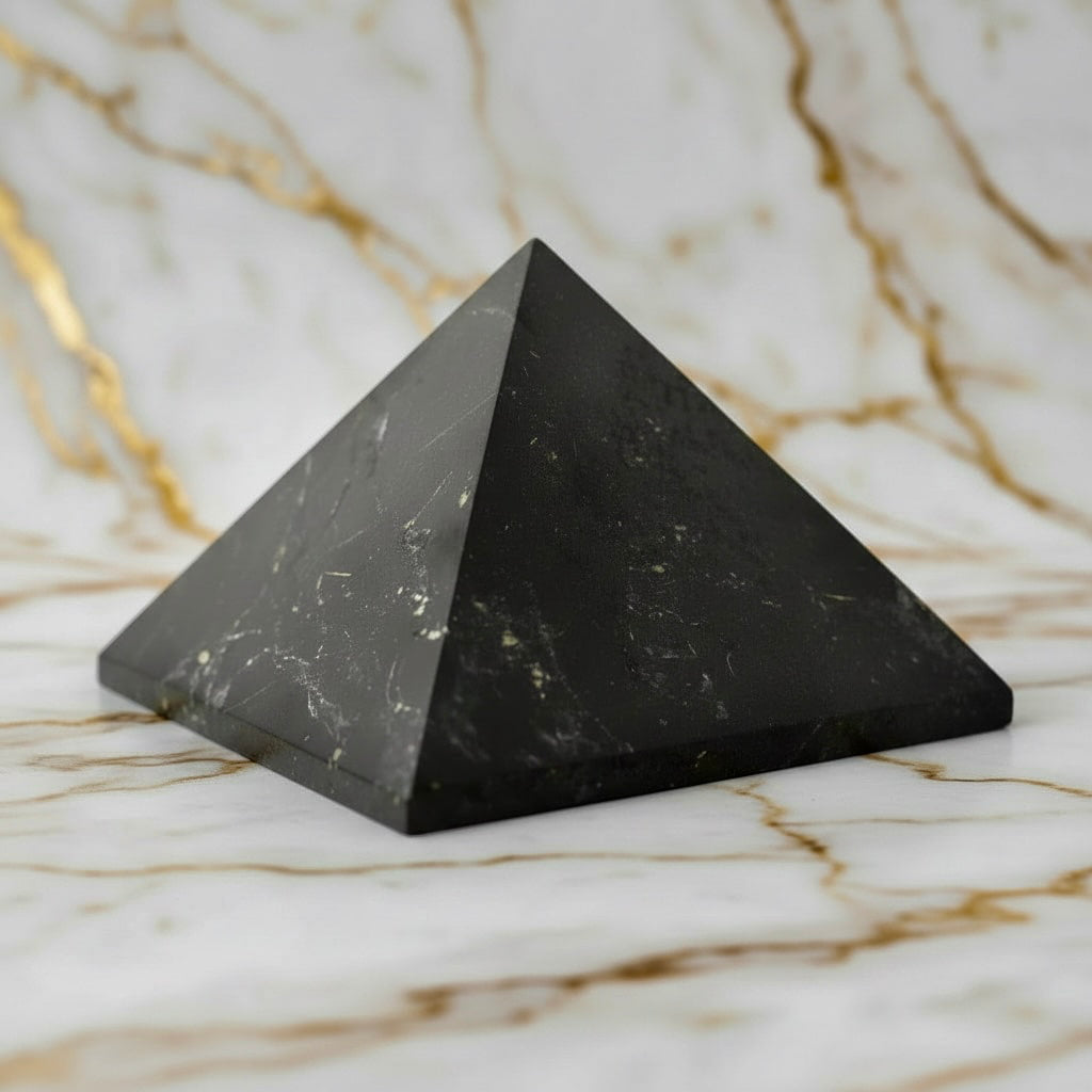 Shungit Pyramide – Ruhe & Ausgeglichenheit CrystalScents