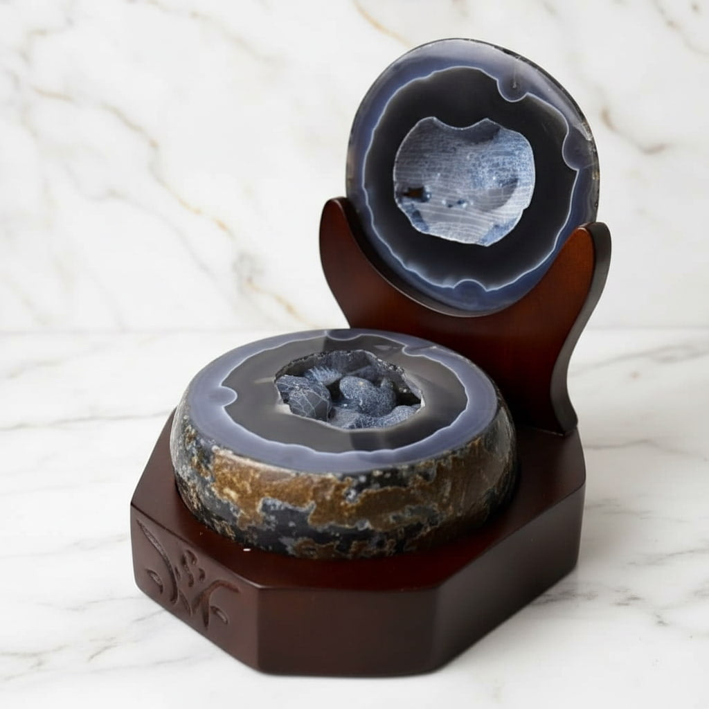 Achat Truhe auf dekorativer Basis