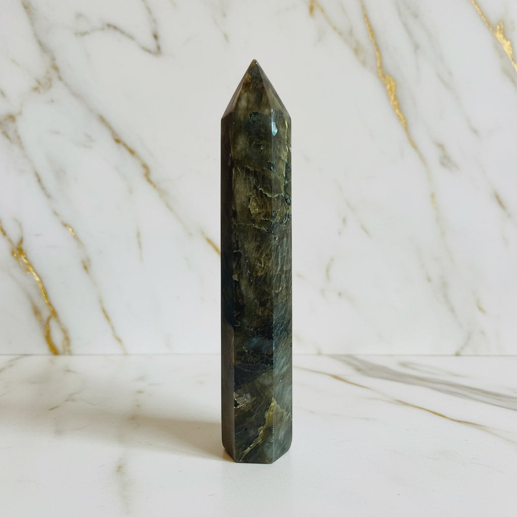 Labradorit Obelisk – Kreativität & Selbstvertrauen