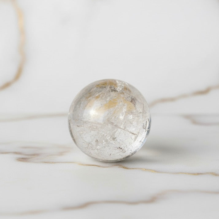 Bergkristall Kugel Mini – für Klarheit und innere Balance
