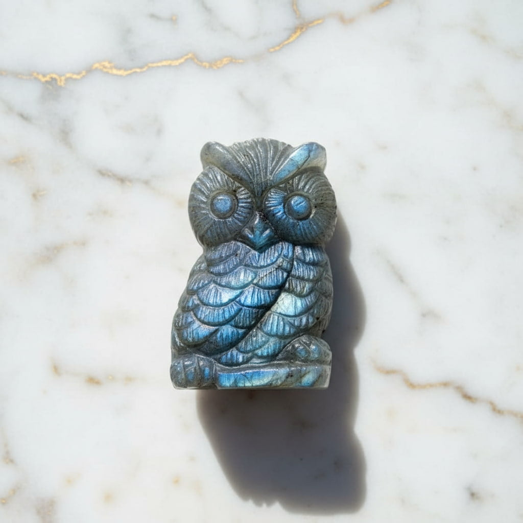 Labradorit Eule – Mystischer Wächter mit schillerndem Glanz