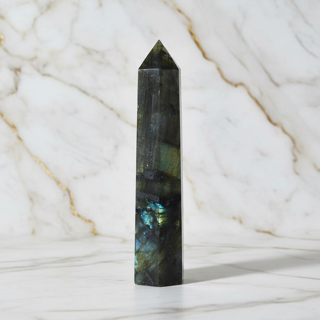 Labradorit Obelisk – Inspiration & Selbstvertrauen CrystalScents