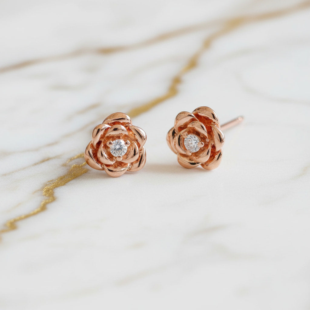 Ohrstecker Roségold – Filigrane Rosenform JETZT entdecken CrystalScents