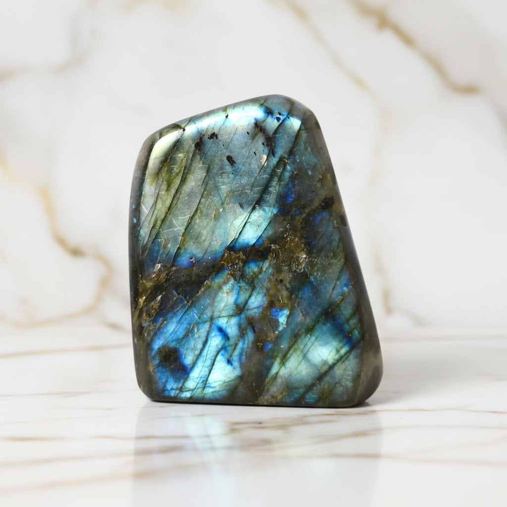 Labradorit Freiform – Lebendiges Farbenspiel aus Naturstein CrystalScents