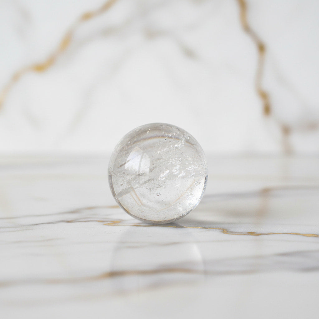 Bergkristall Kugel Mini – für Klarheit und innere Balance