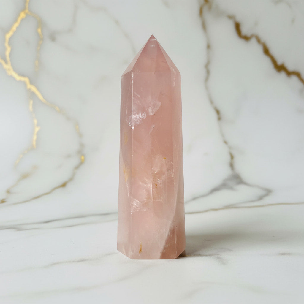 Rosenquarz Obelisk – Meditation & Präsenz JETZT entdecken CrystalScents