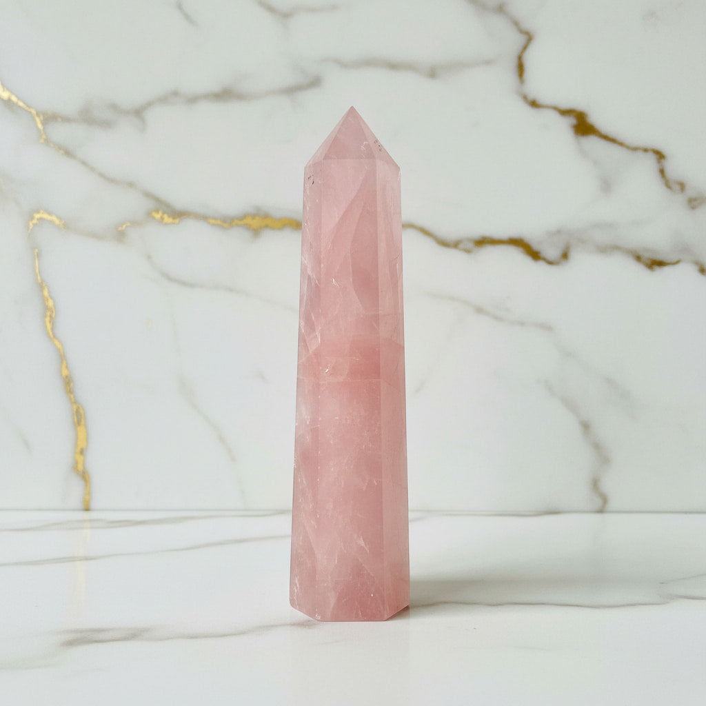 Rosenquarz Obelisk – Harmonie JETZT entdecken CrystalScents