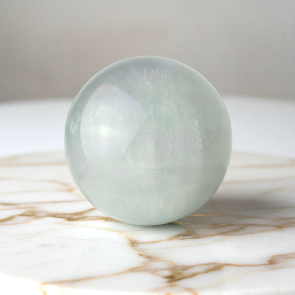Fluorit Kugel – Eisblau schimmernde Eleganz CrystalScents