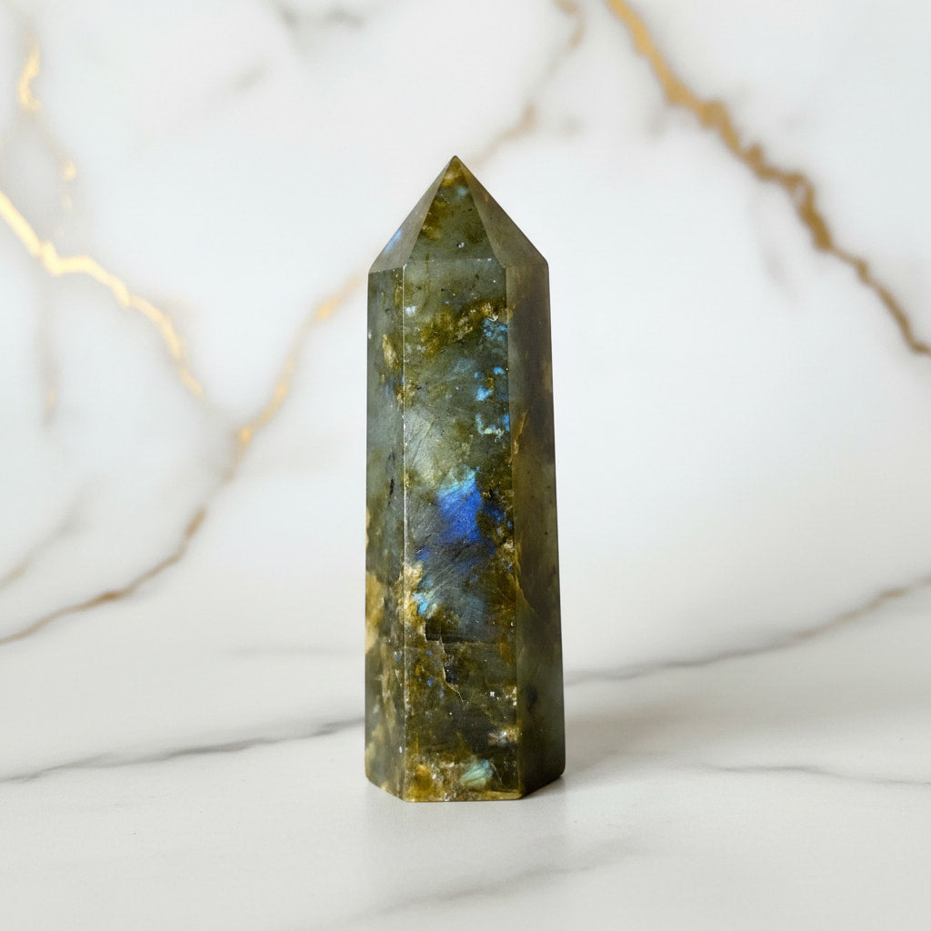 Labradorit Obelisk – Magie & Intuition CrystalScents