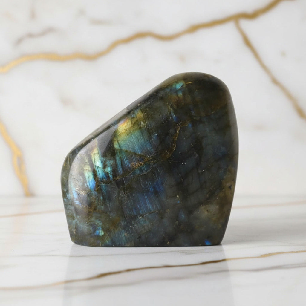 Labradorit Freiform – Farbenfrohe Muster CrystalScents