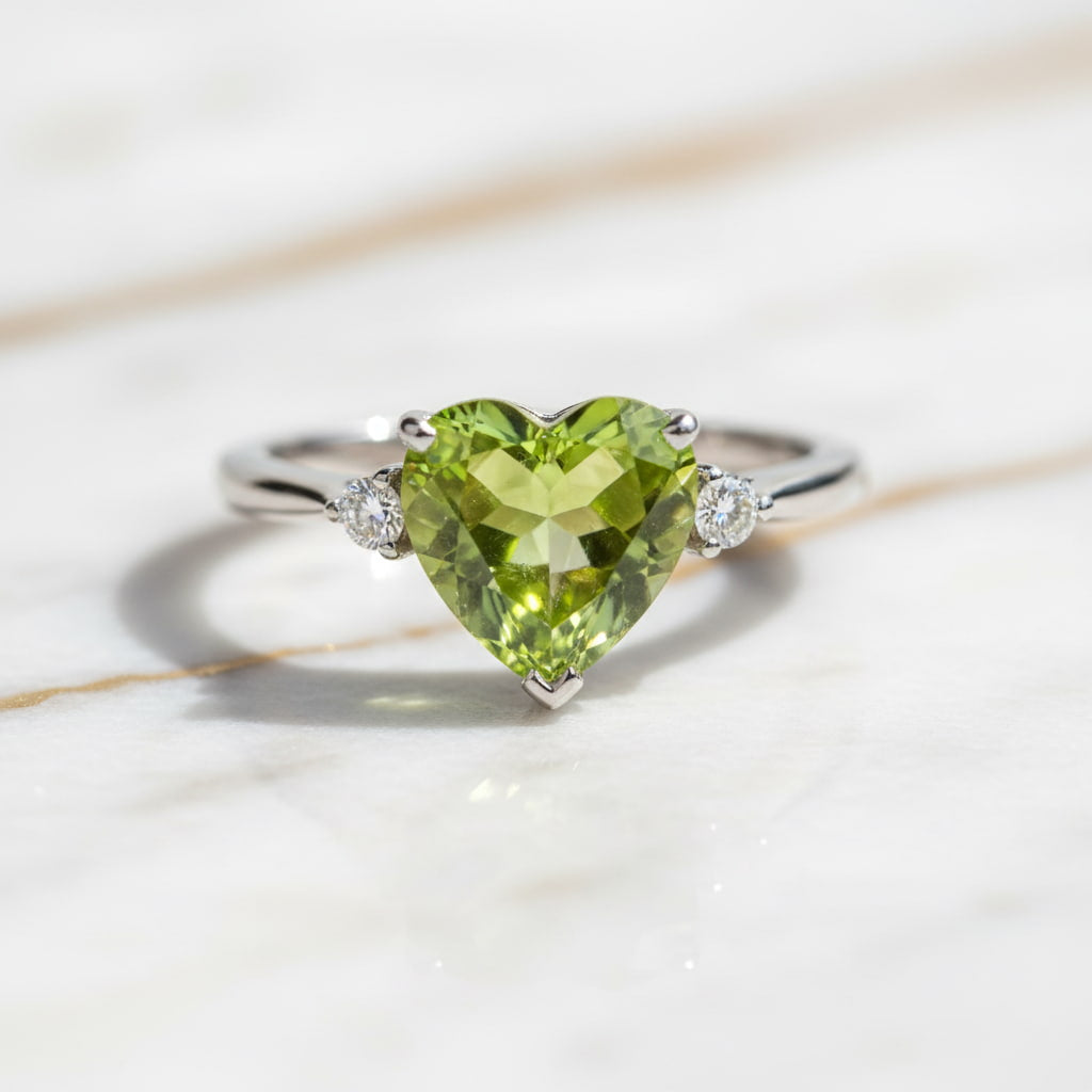Peridot Ring - Eleganz & Erneuerung CrystalScents