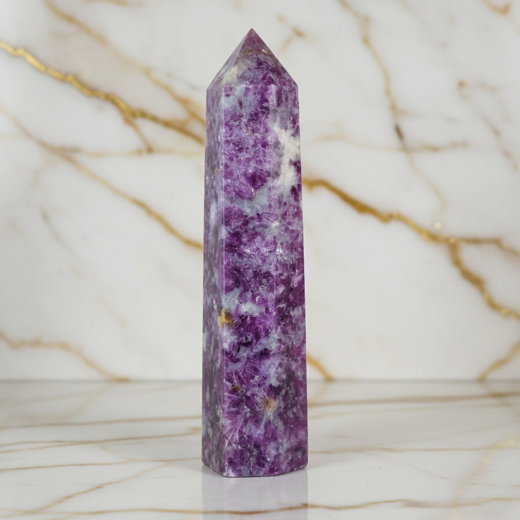 Lepidolith Obelisk – Imposanter Lichtbringer CrystalScents