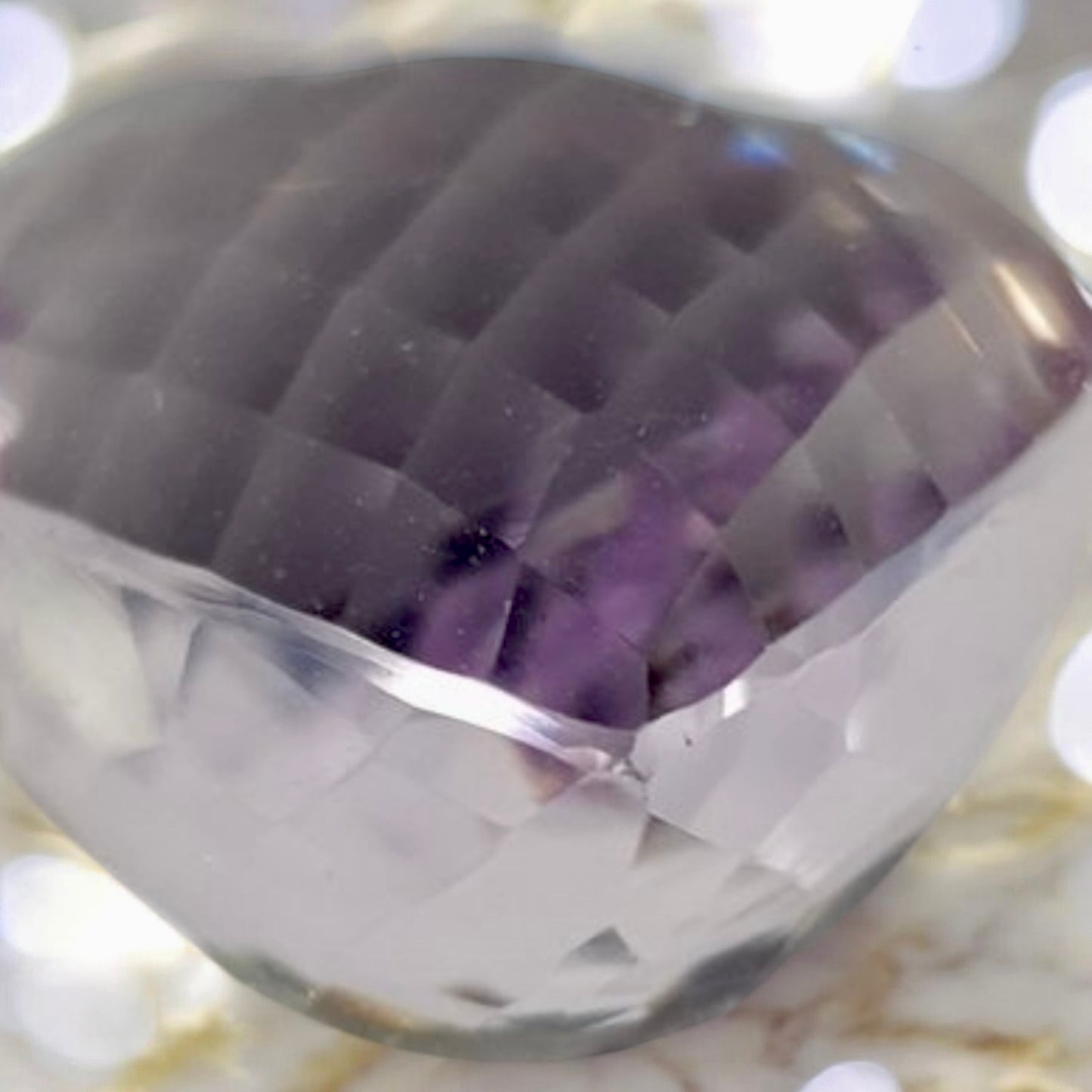 Geschliffener Amethyst mit Zertifikat