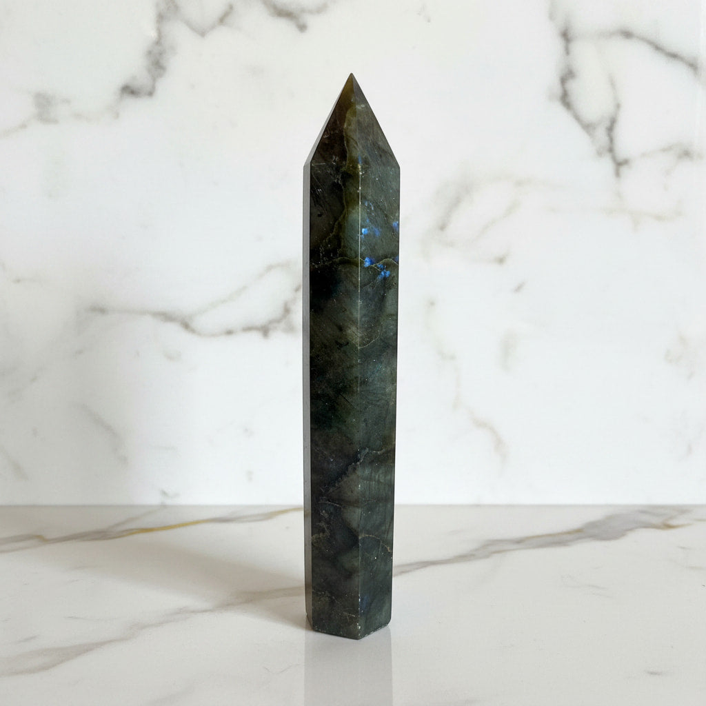 Labradorit Obelisk – Kraft & Lebendigkeit