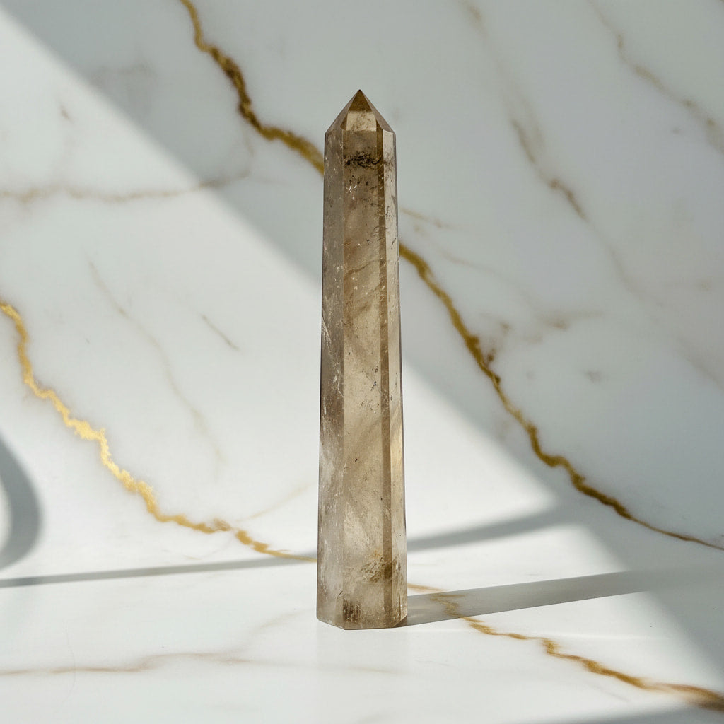 Rauchquarz Obelisk - Schmückstück für dein Zuhause CrystalScents