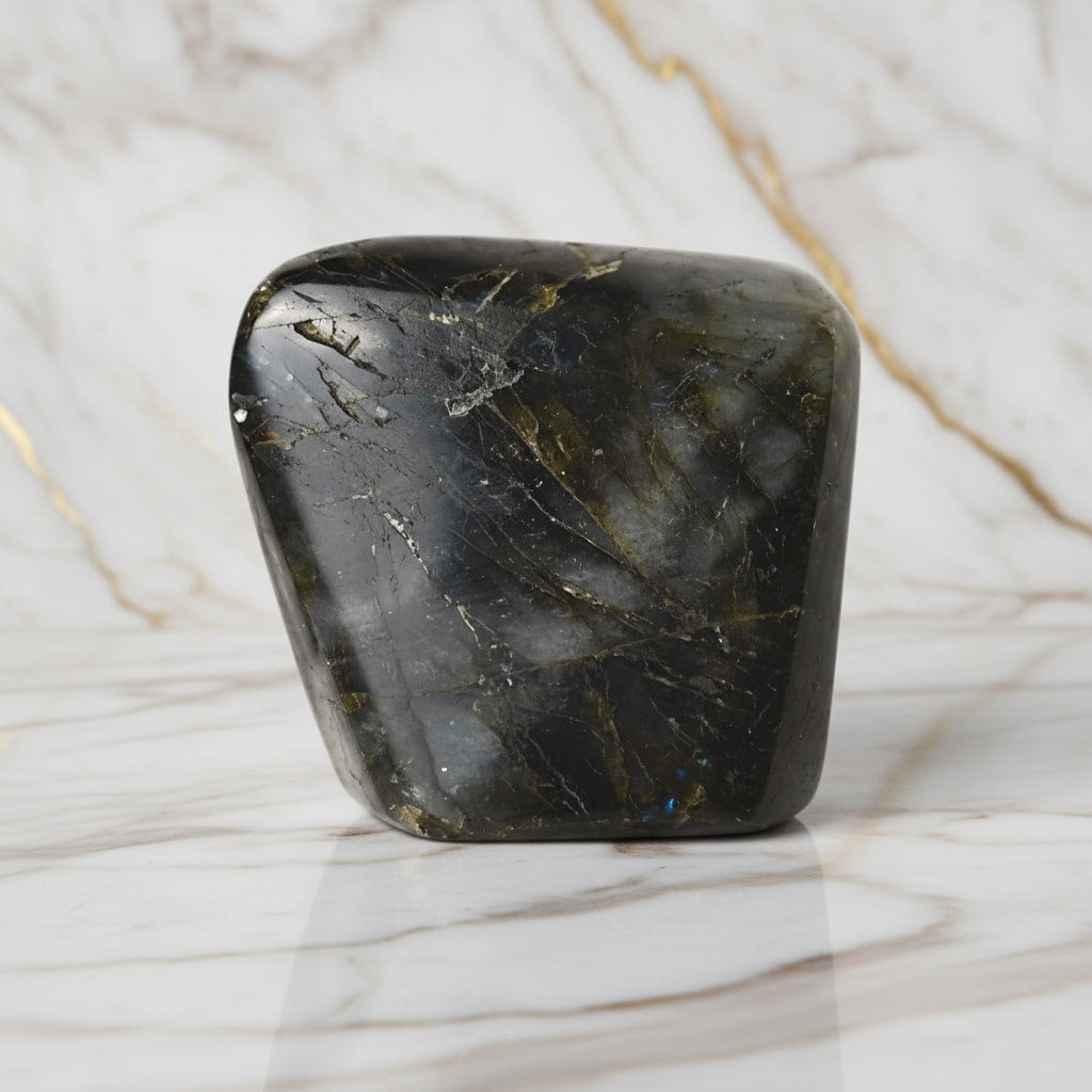 Labradorit Freiform – Intensives Farbspiel CrystalScents