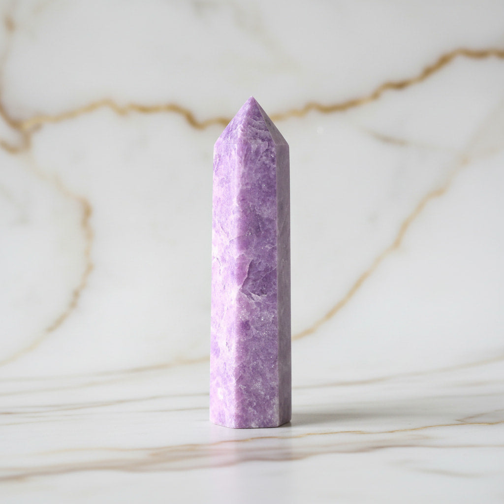 Lepidolith Obelisk – sanfte Stärke in zartem Violett CrystalScents