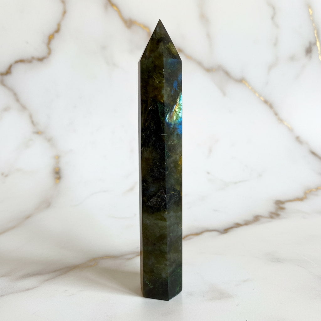 Labradorit Obelisk – Licht & Leidenschaft