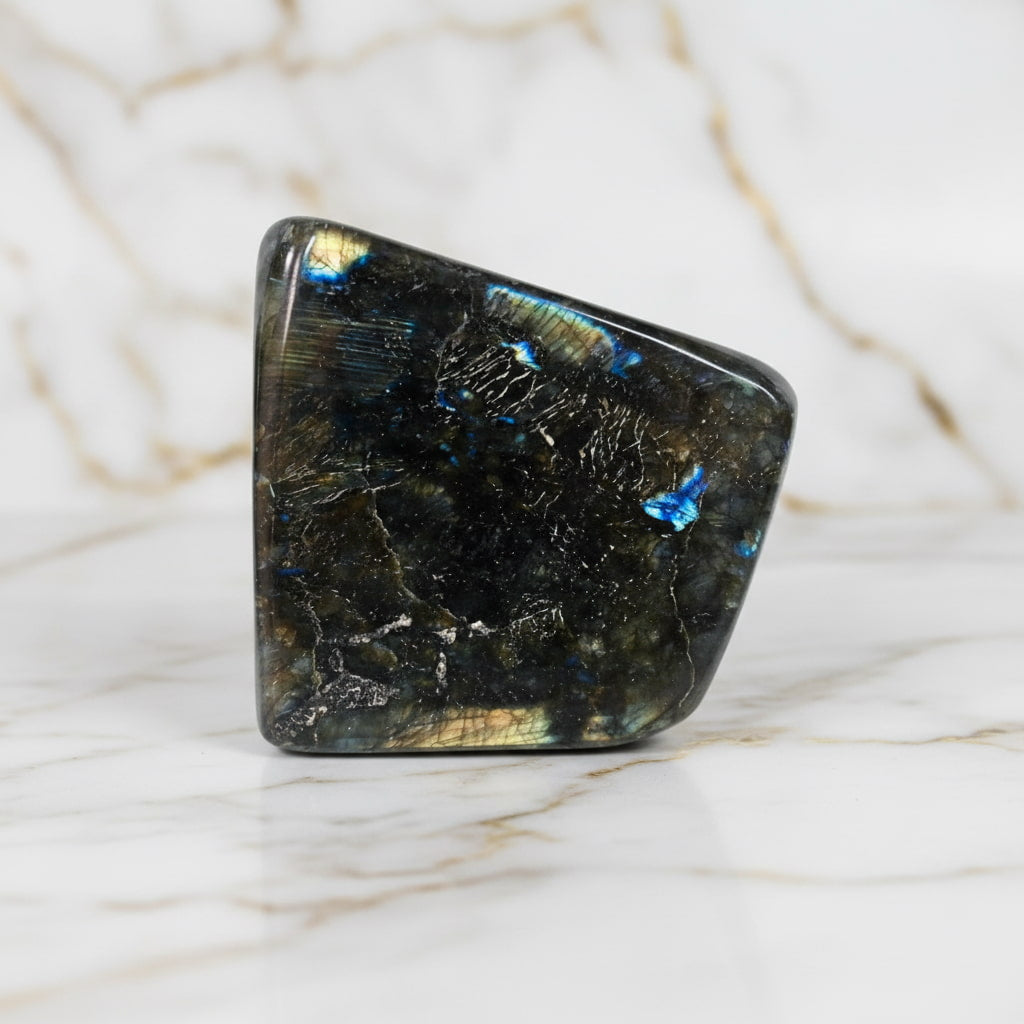 Labradorit Freiform – Kristallobjekt mit einzigartigem Muster CrystalScents