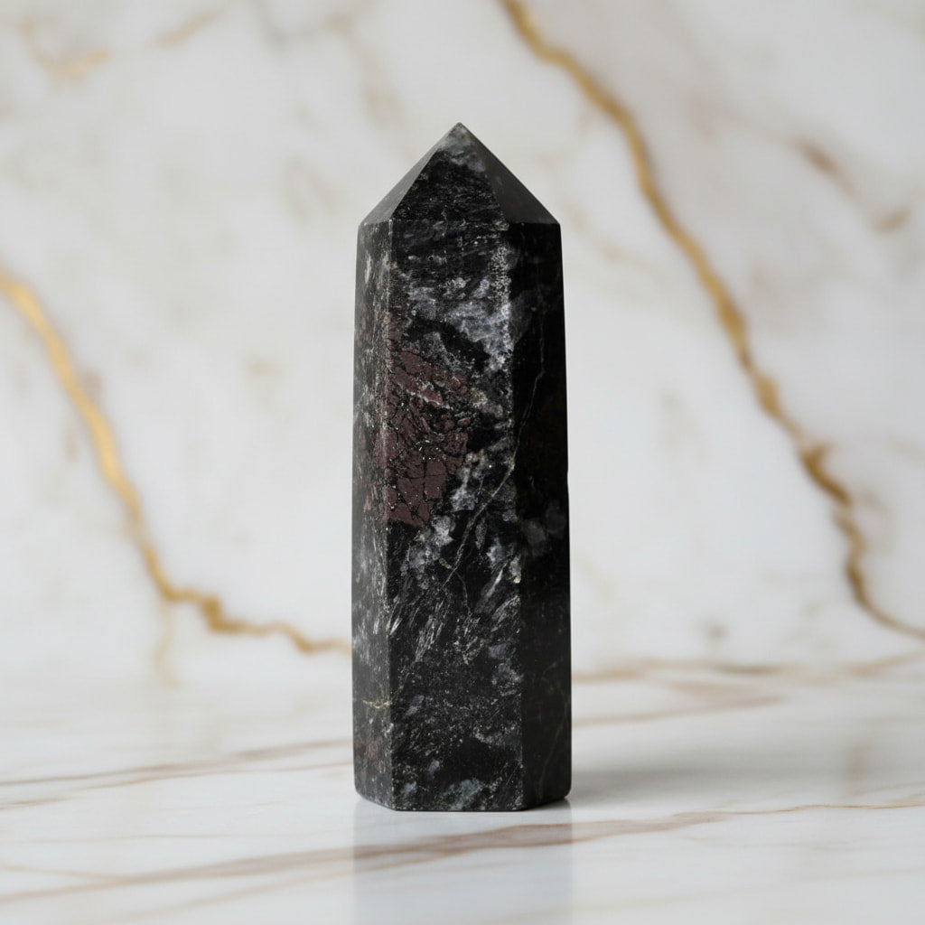 Granat Obelisk – Ausrichtung & Schönheit CrystalScents