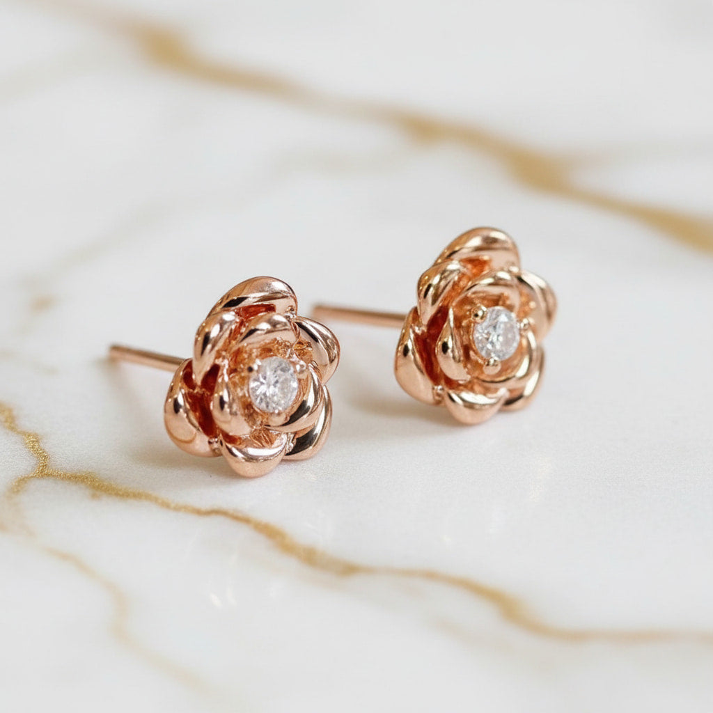 Ohrstecker Roségold – Filigrane Rosenform JETZT entdecken CrystalScents