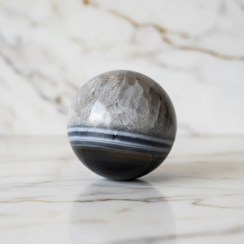 Achat Kugel – Schwarz & Weiß vereint