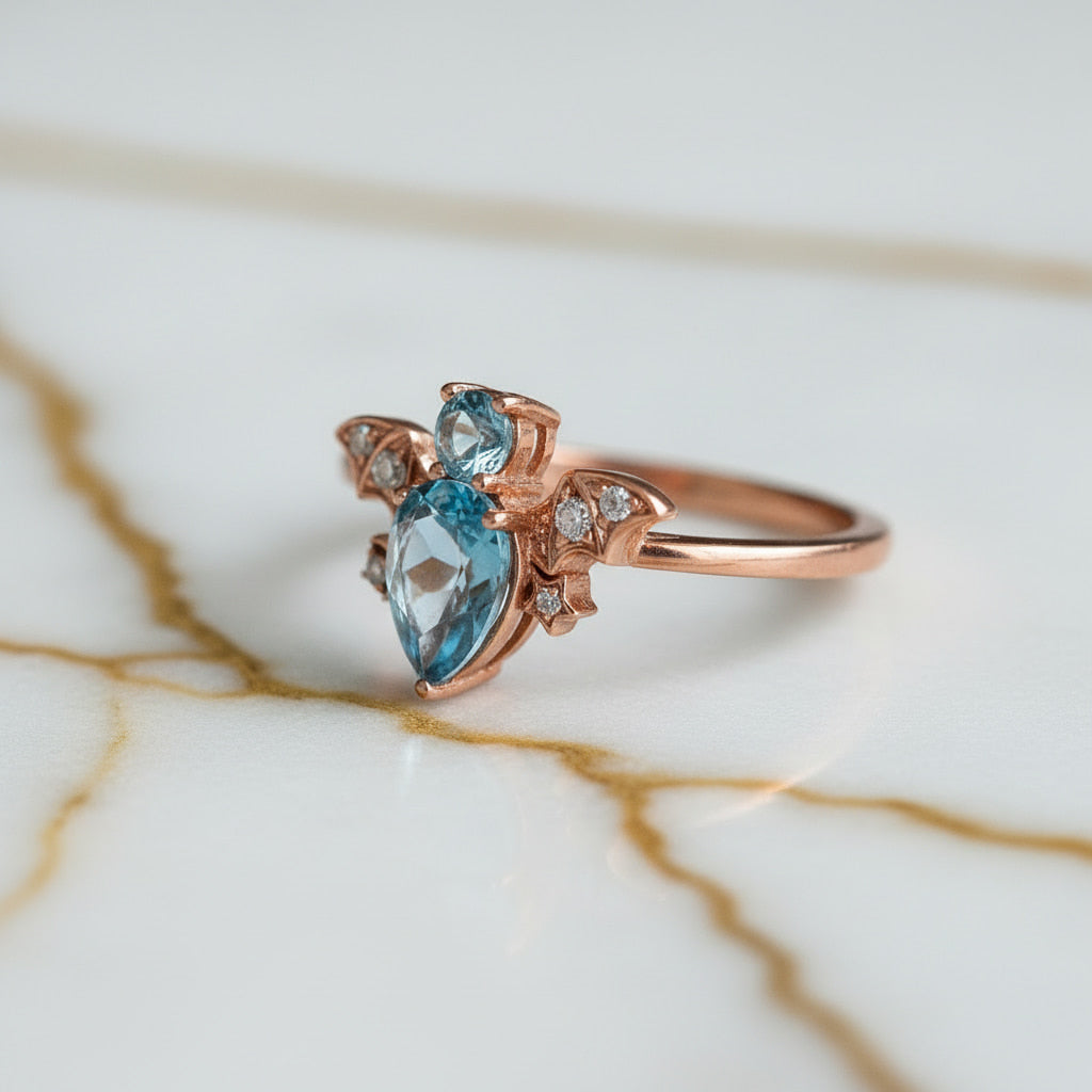 Ring mit funkelnder blauer „Fledermaus“ CrystalScents