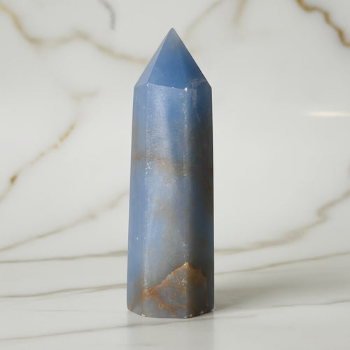 Angelit Obelisk - Himmelblauer Seelenstein CrystalScents