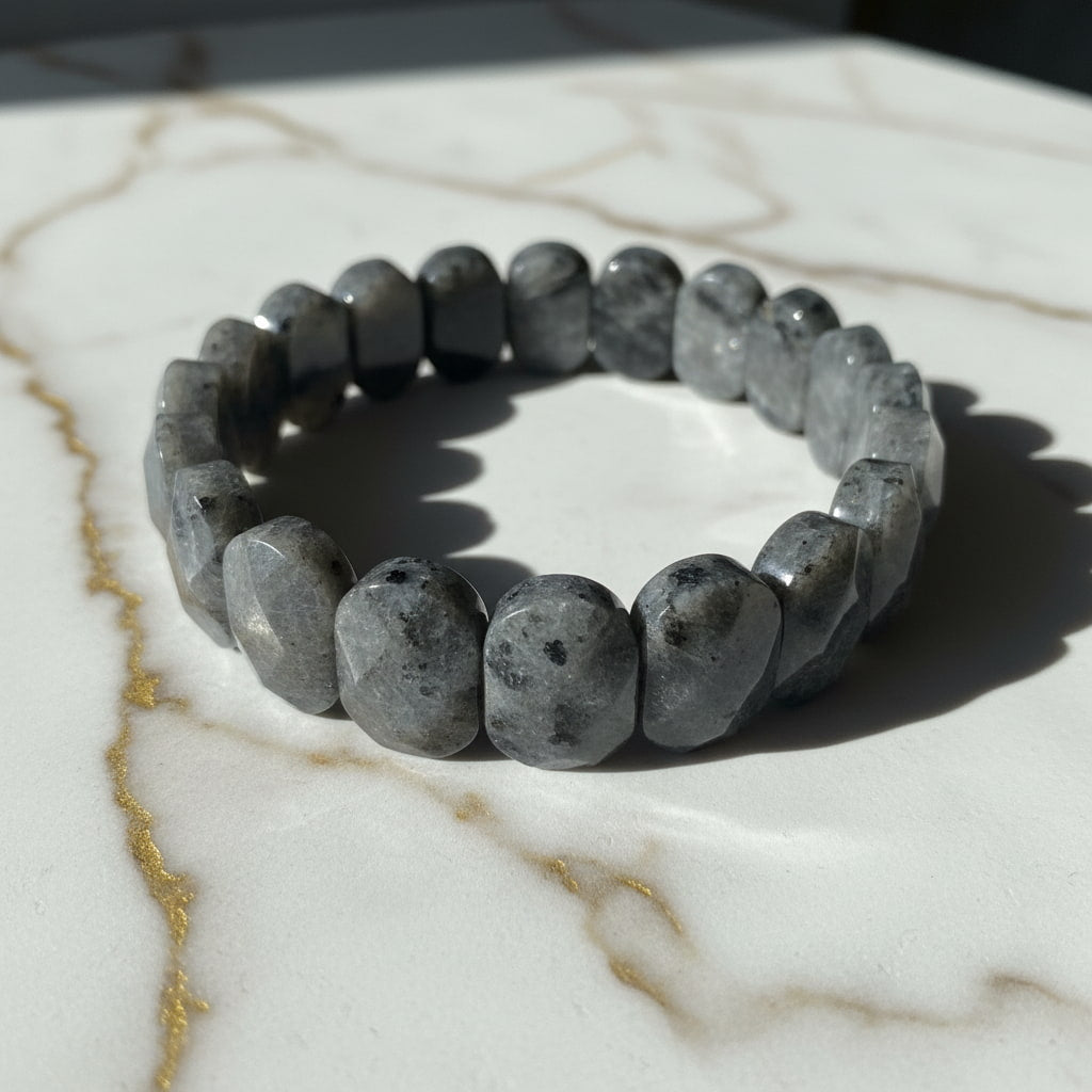Larvikit Facettenarmband – Fokus & Transformation CrystalScents
