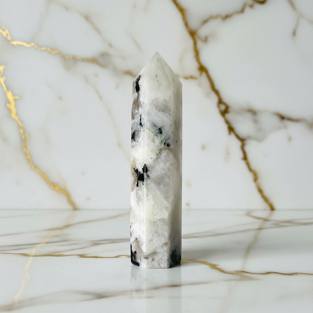 Mondstein Obelisk Schwarz-Weiß – Klarheit JETZT sichern CrystalScents