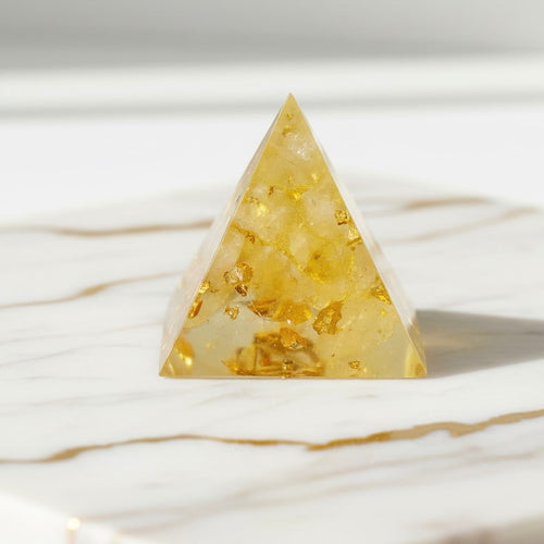 Mini Citrin Pyramide – Leuchtkraft für Zuhause CrystalScents